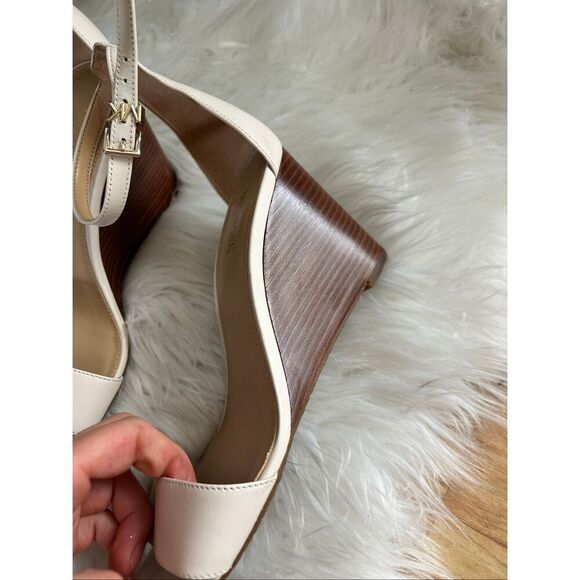 Michael Kors Women’s Cream Leather Open Toe Wedge Sandals Size: 7M - Picture 2 of 6